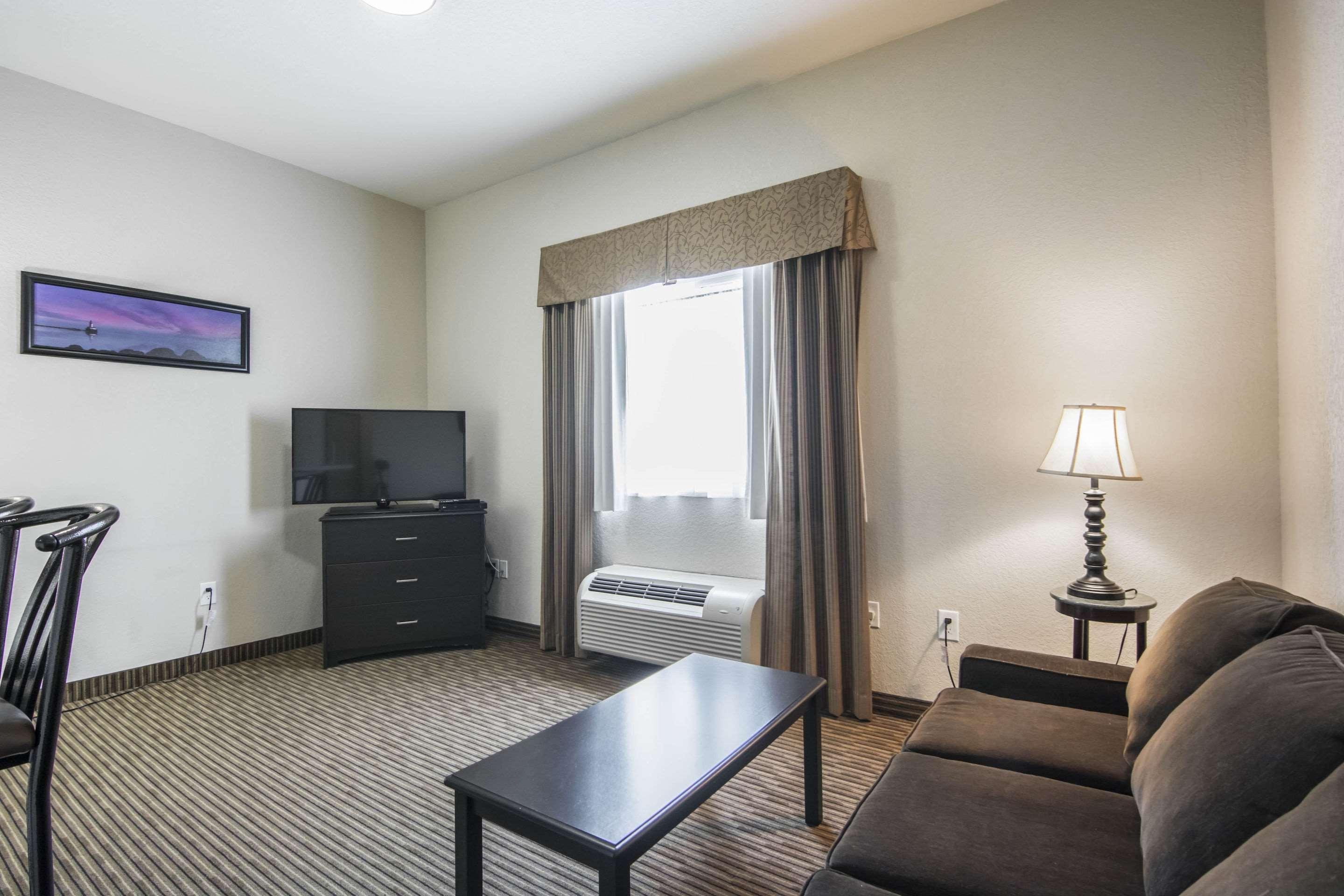Quality Inn & Suites Thompson Exterior photo