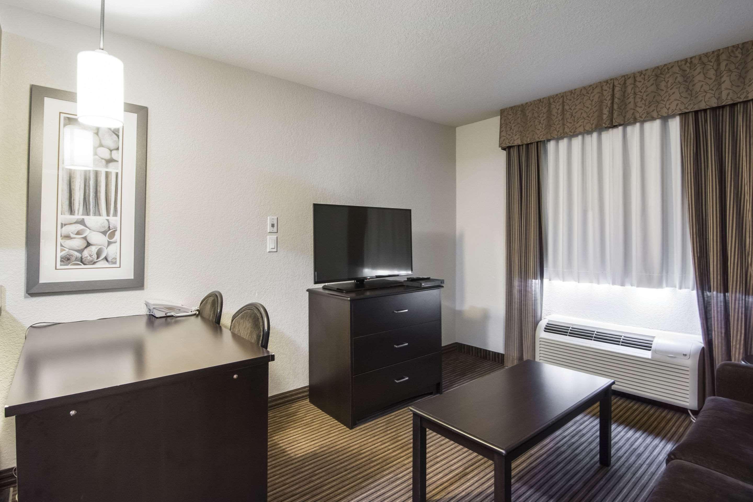 Quality Inn & Suites Thompson Exterior photo